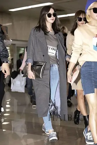 少女时代组合成员林允儿10月4日韩国金浦机场街拍 (日本返回韩国)