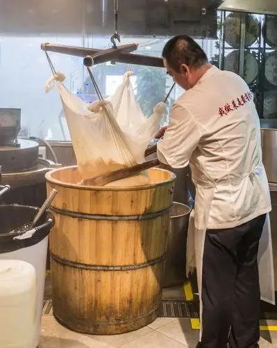 实拍三亚最有情怀的美食店为游客展示传统石磨豆腐的制作过程