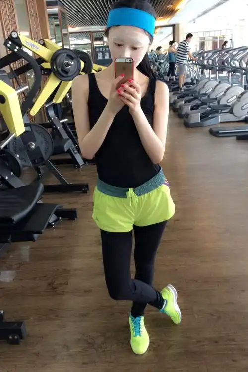 景甜健身不忘敷面膜自拍大秀玲珑有致好身材