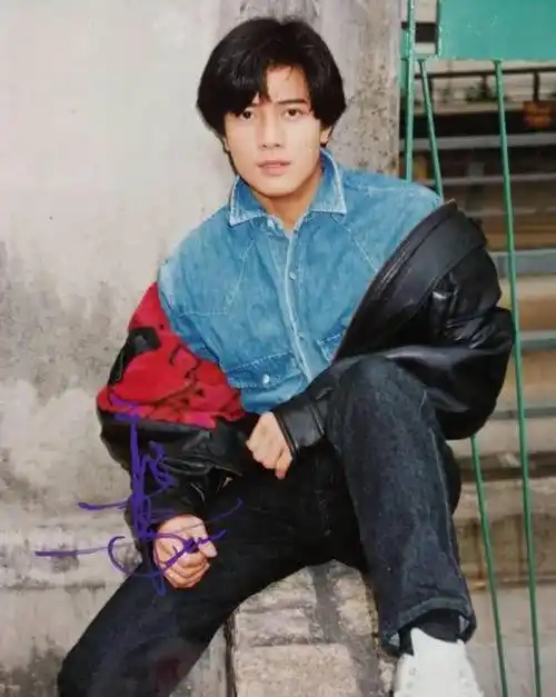 郭富城年轻时三七分配毛衣真帅与妻子方媛压马路身高是硬伤