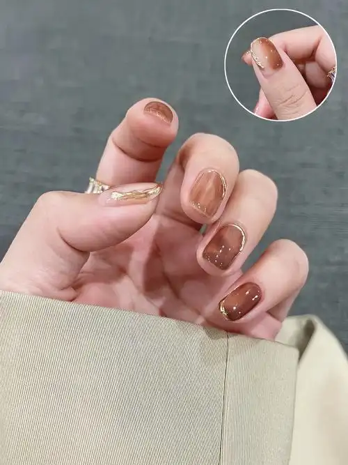 一眼心动的美拉德短甲#秋冬显白美甲 #美出高级感 #高级耐看 - 抖音