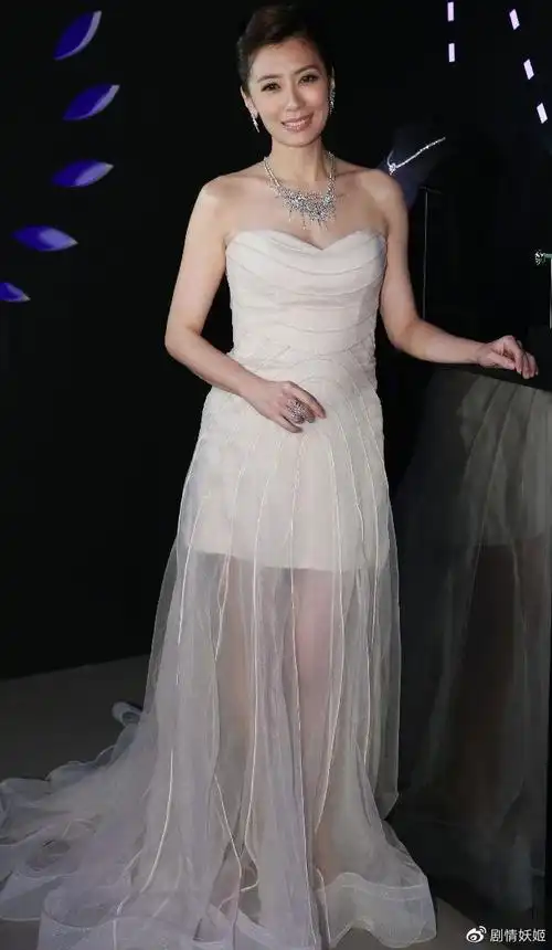 贾静雯活动生图,一袭米色露背长礼服,端庄大气,温婉无敌!