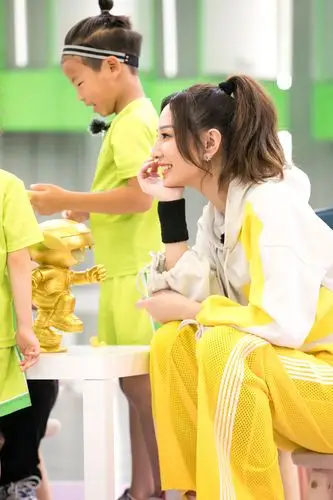 《小巨人运动会》郑希怡高马尾超减龄 黄色卫衣搭配小雏菊耳环活力