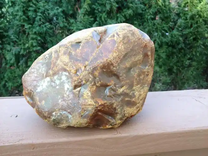 请玩石头的专家帮忙鉴定下这块石头