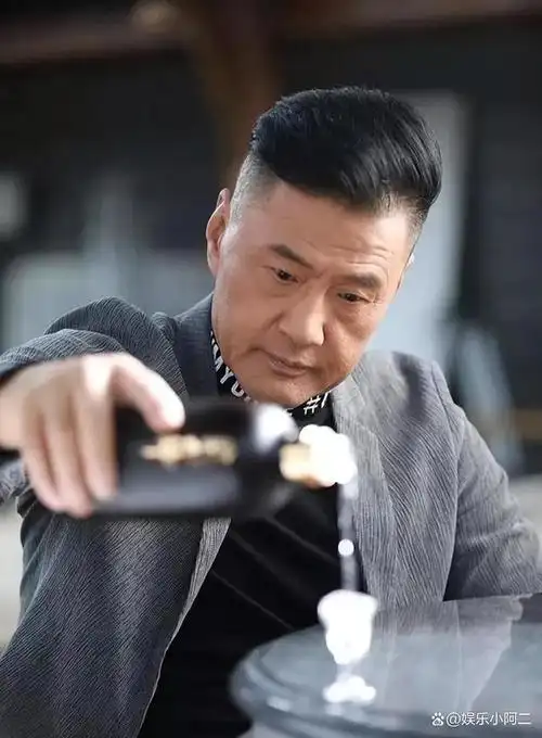 演"硬汉"的5位演员,个个一身正气,取代"浓妆艳抹"的男星