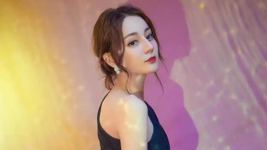 2021年,迪丽热巴和杨洋主演的《你是我的荣耀》播出后也备受好评,男俊