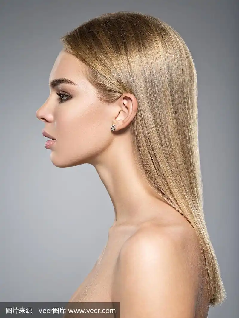 一个女人的侧面肖像与长浅色直发.