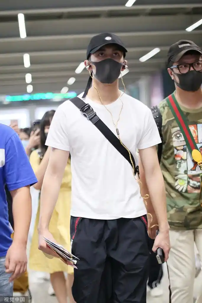 少年长成20岁吴磊穿白t胸肌明显一路迷妹情书收不停