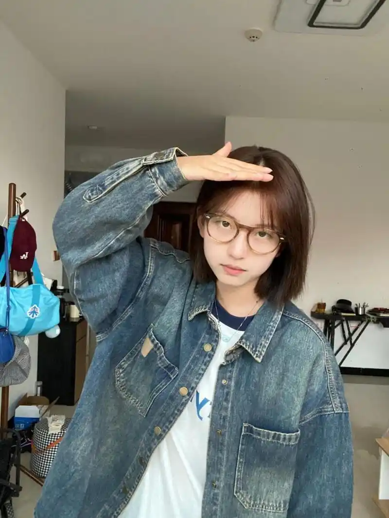 戴眼镜的牛仔小子 太喜欢这种酷帅的穿搭了 很舒服很自信 #短发女生