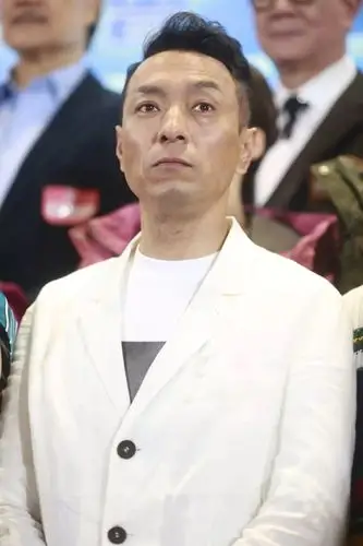 香港影坛配角,捱足33年演卧底获激赞!童年丧母14岁打工维生!