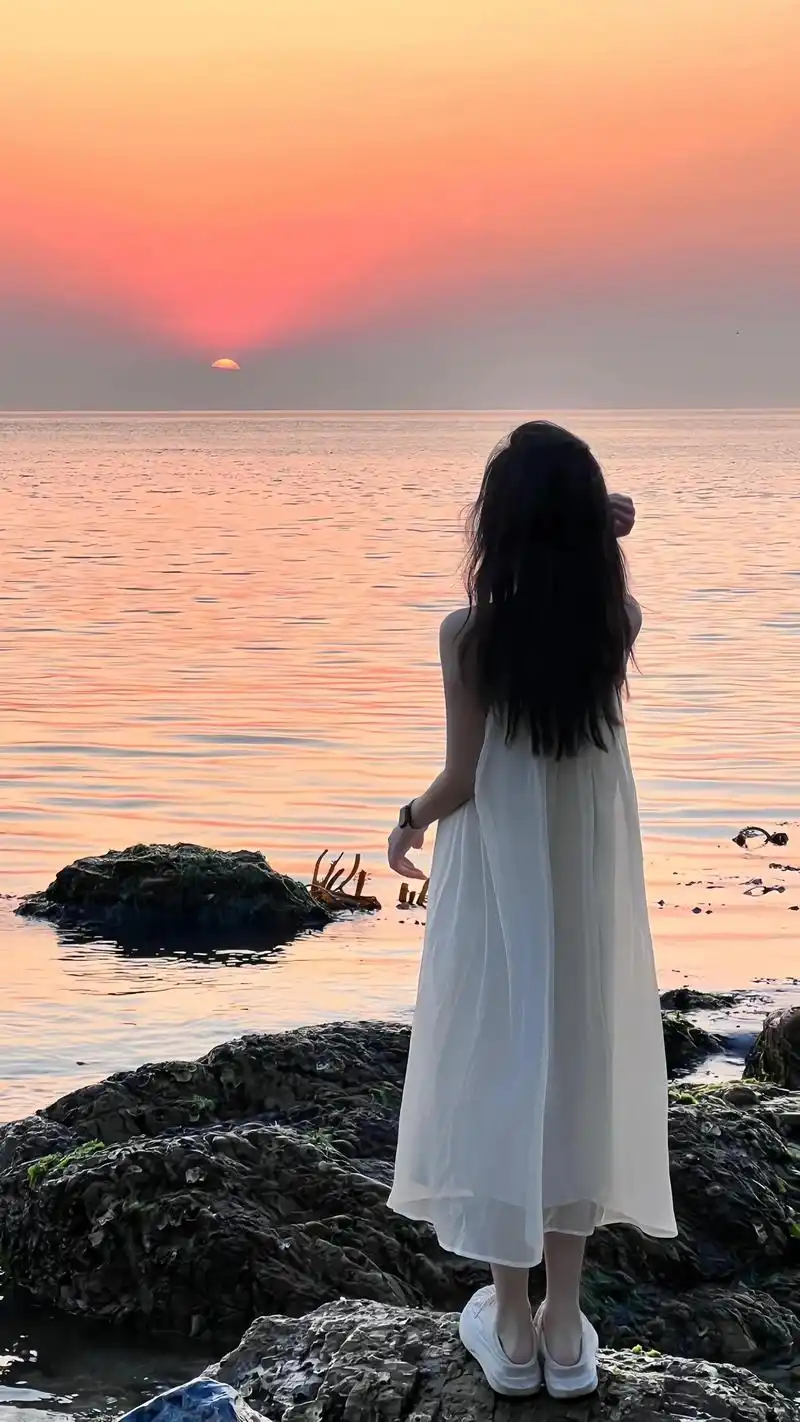 这个夏天和最好的朋友去海边拍一组电影氛围感照片吧!#氛围感 - 抖音