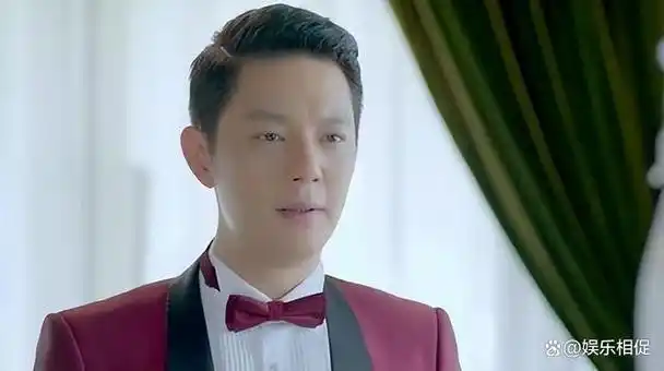 然而,他的父母却全心希望他能够实现他们自己未能圆梦的演员梦,因此