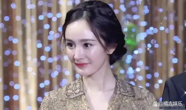杨幂微博之夜,那时她下巴还没动,好有灵气,眼里有光,好温柔呀