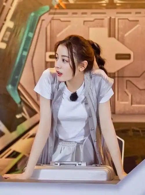 迪丽热巴综艺新造型双马尾麻花辫俏皮又减龄很适合长发妹子们