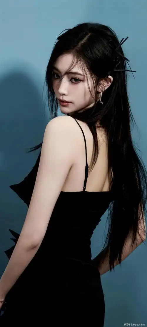 艺高人胆大,许佳琪仗着自己挺拔的身高,妖娆的身材,居然转了一件拼接