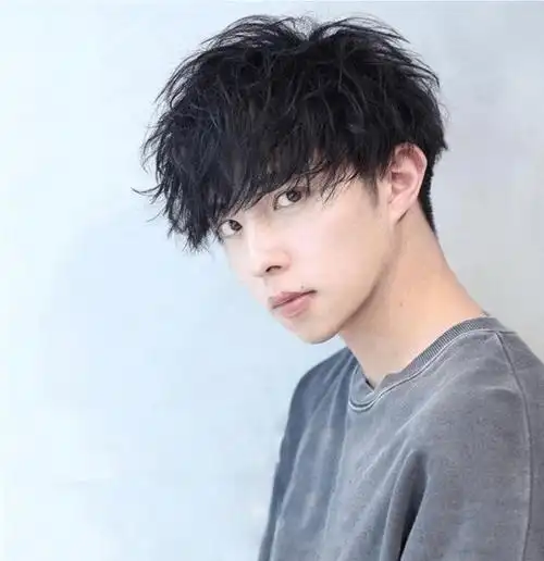 男生短发蓬松烫发型