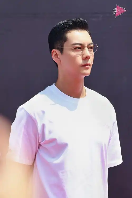 陈伟霆超话  2024/06/10 陈伟霆许我耀眼开机 高清图  @william威廉陈