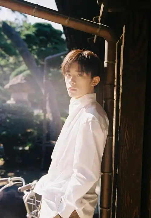 易烊千玺我的青春都是你,穿白衬衫的少年是我心底最柔软的地方