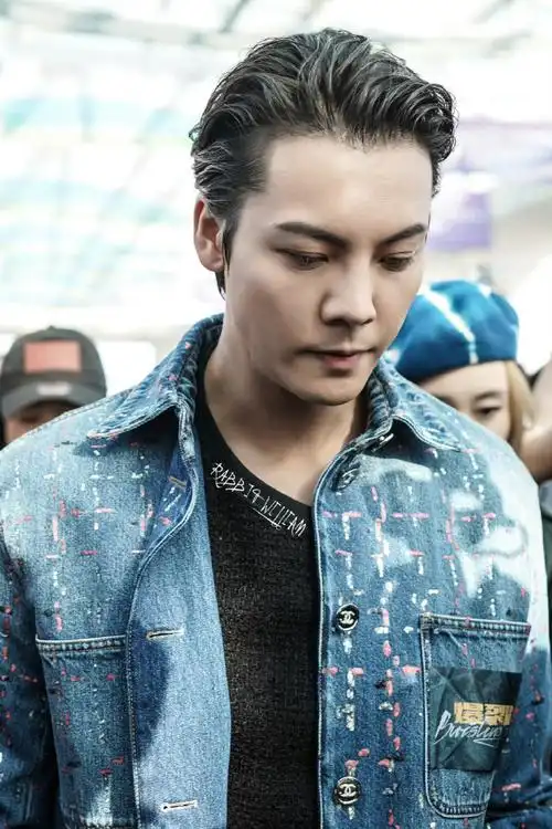 为陈伟霆温暖庆生喽～陈伟霆今天状态超赞,超拉风超型的帅气出场,是