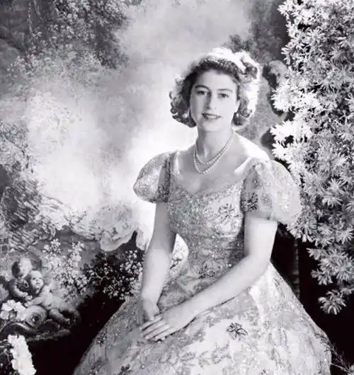 原创1953年6月2日英国女王伊丽莎白二世举行正式加冕礼很壮观