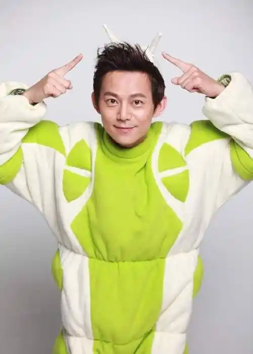 金龟子和"毛毛虫"何炅再次合体,童年已逝,美好仍在!_网易订阅