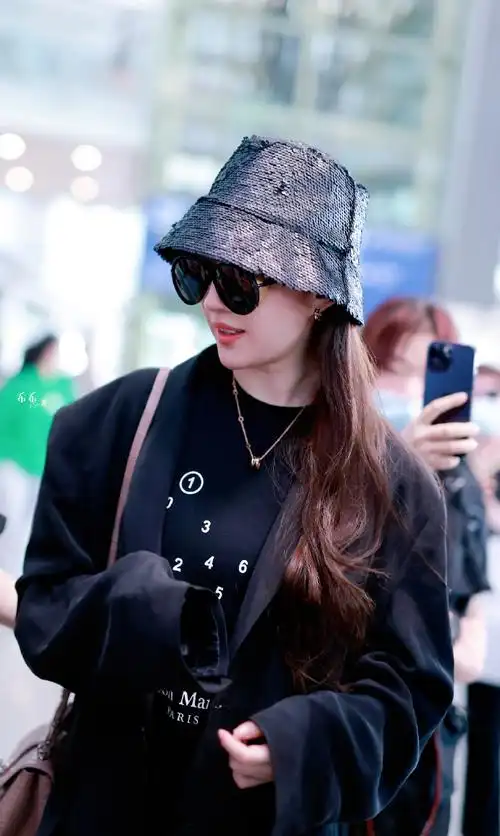 刘亦菲机场全黑造型##刘亦菲黑色亮片渔夫帽