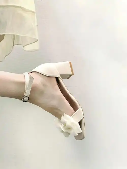 可记忆中的白月光穿着一双白色凉鞋