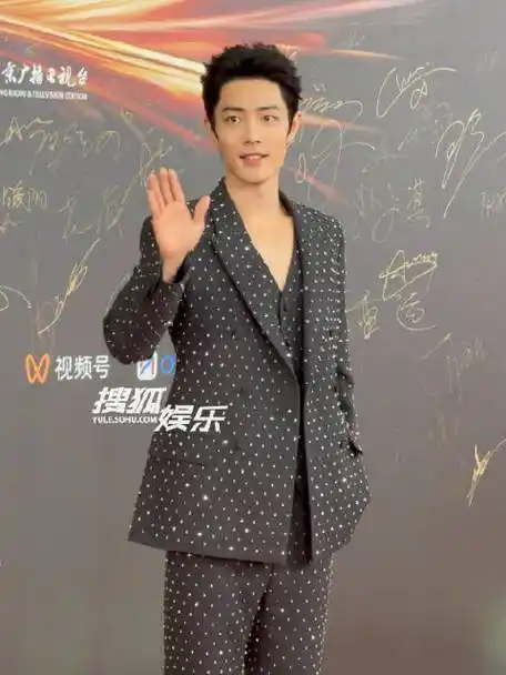 黑色闪钻西装帅得好周正,眉目俊朗好好看!搜狐娱乐的微博视频