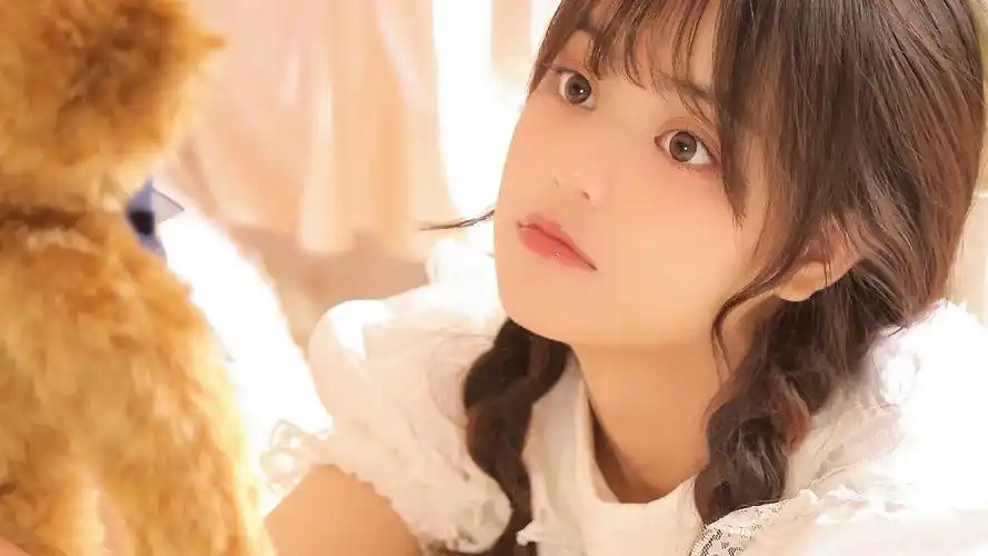 大眼萌妹子动人写真