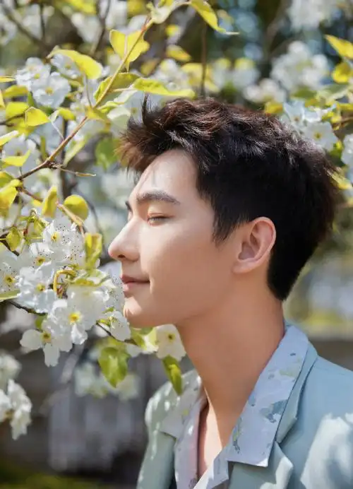 杨洋浅绿色西装##杨洋春日随拍