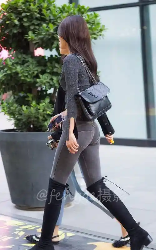 大热天穿高弹牛仔裤配过膝长靴的小姐姐,你是专门来街拍的吗?