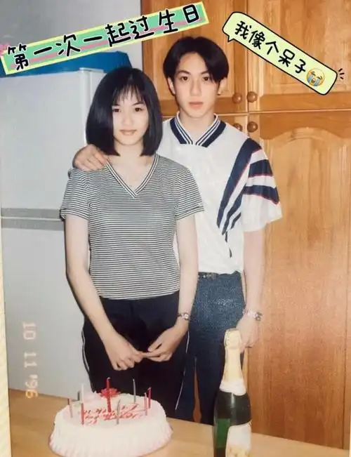吴尊晒与妻子28年前的同框照女儿跟妈妈年轻时一模一样