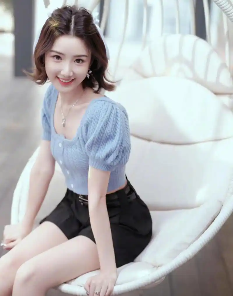 娃娃脸的毛晓彤自带少女感,身穿蓝色短款上衣搭配黑色短款裤裙,大秀