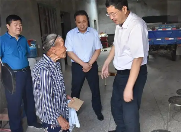 高川深入观堂镇看望慰问老党员