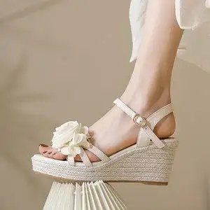 米白色凉鞋坡跟图片