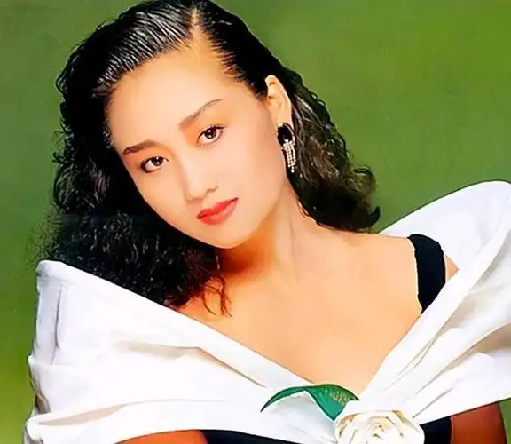 利智现身,让人们重新审视美丽与年龄