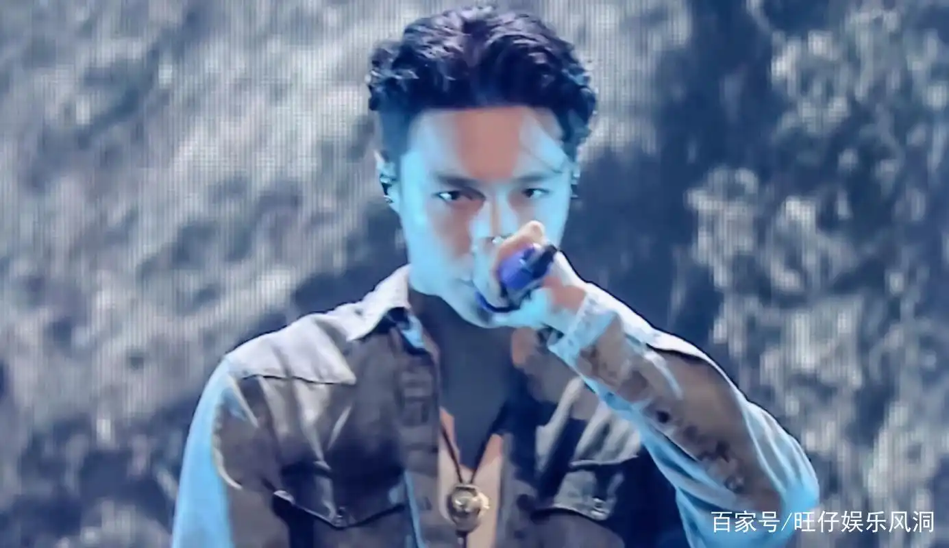 张艺兴首次在节目中展示自己的桌面锁屏是exo,团魂一直在心底