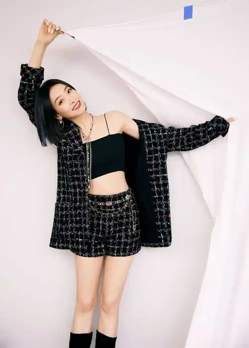 宋茜露脐装超短裤大长腿性感写真_宋茜_写真