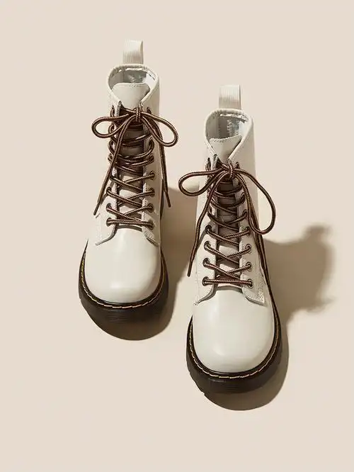 超级好看的白色马丁靴