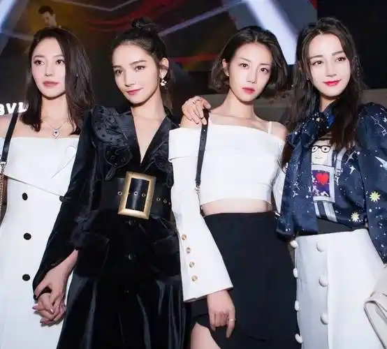 "内娱腿精"迷惑行为大赏:一手好牌打稀烂_杨幂_拖鞋_嘉行