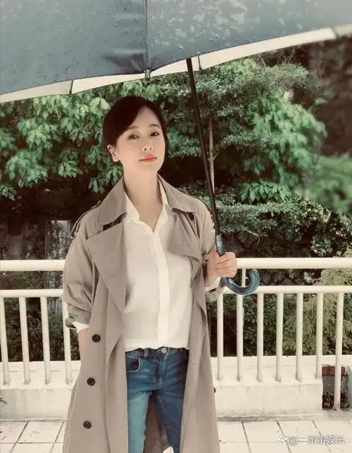 左小青农村过节,素颜躺炕上嗑瓜子接地气,看起来比平时更加迷人