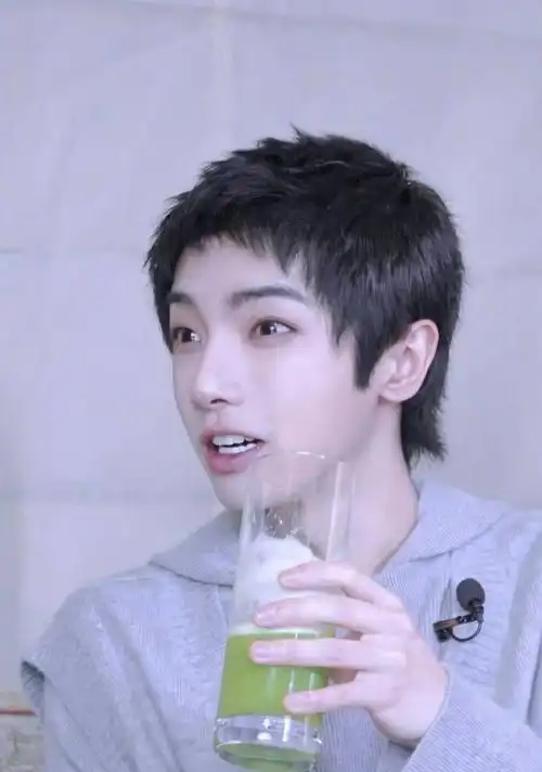 华晨宇寸头自拍#既然寸头十爷回来了,那是不是所有的发型又能轮回