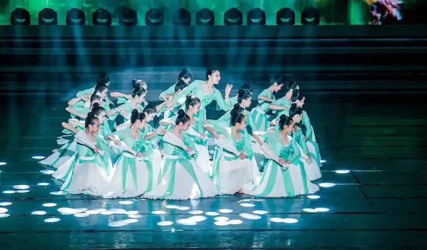 有时是一茬灌浆师爱,有时如一阵春风,有时像一片阳光我们用最美的舞蹈