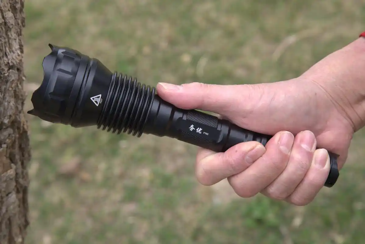 1,小巧型led手电筒小巧型务优led手电筒是指采用一个aa电池或aaa电池