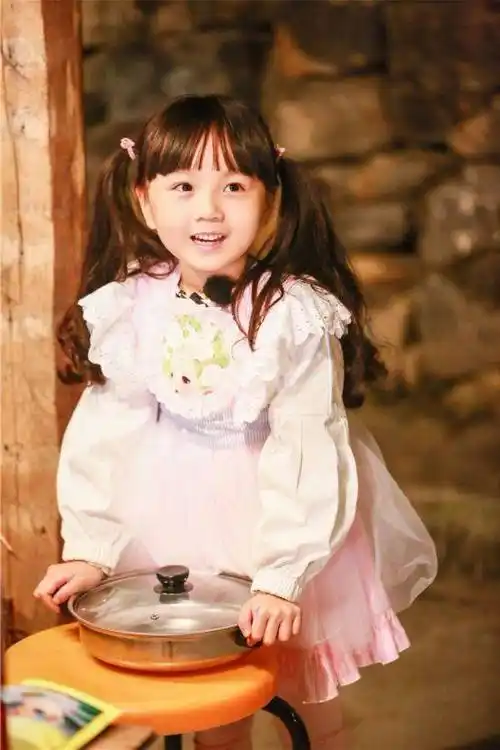 会叫的孩子有奶吃,不哭的孩子有人疼_嗯哼和小山竹对比