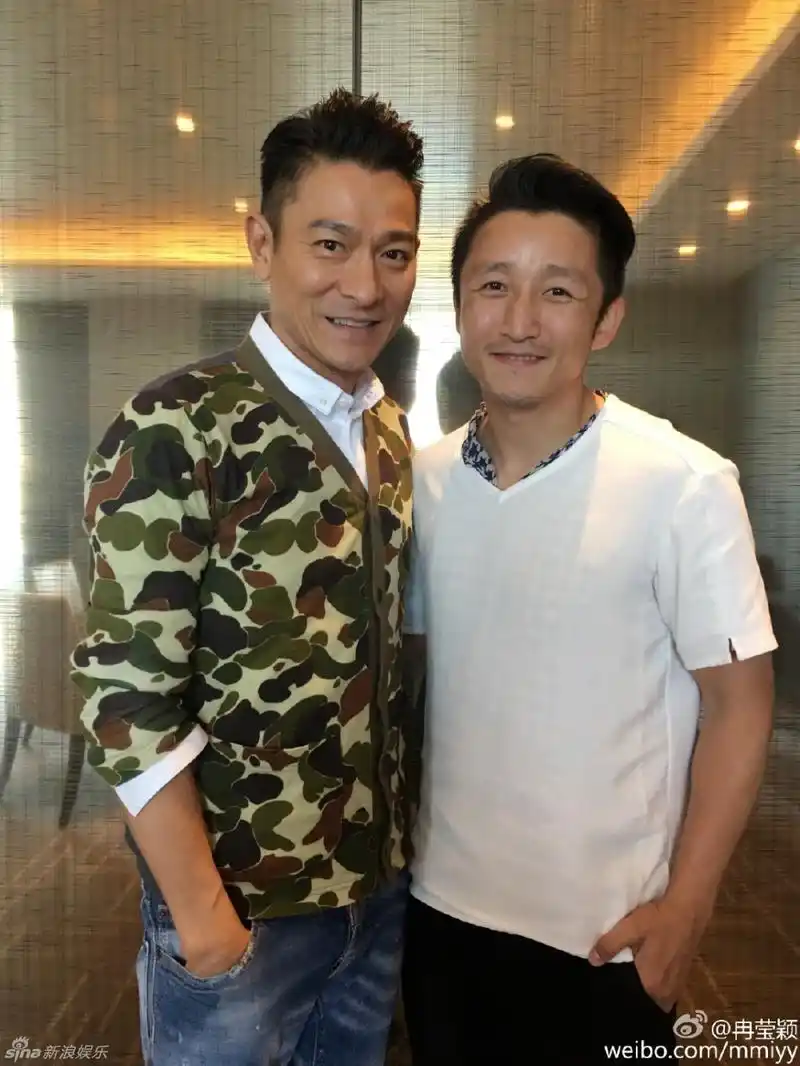 冉莹颖邹市明刘德华合影轩妈娇羞似少女