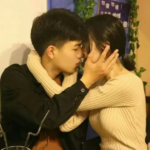 抱头温柔杀_情侣接吻头像图片_扣扣居
