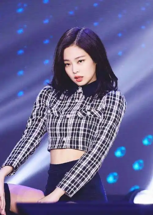 原创jennie剪掉长发好洋气格子上衣秀蚂蚁腰不愧是人间富贵花