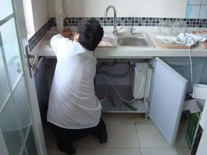 金盾售后服务人员维修净水机