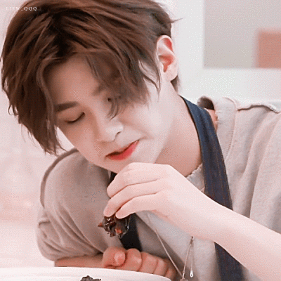 justin黄明昊动图